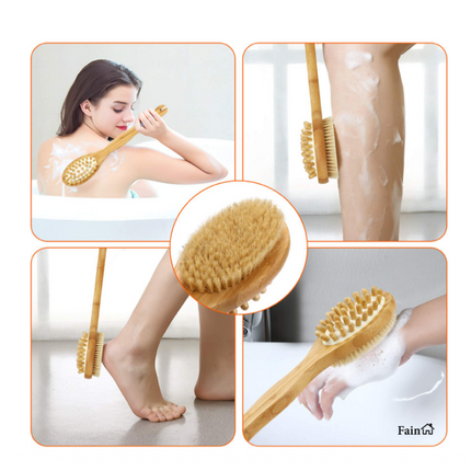 De houten badborstel in gebruik bij vrouw voor het wassen van de rug onder de douche